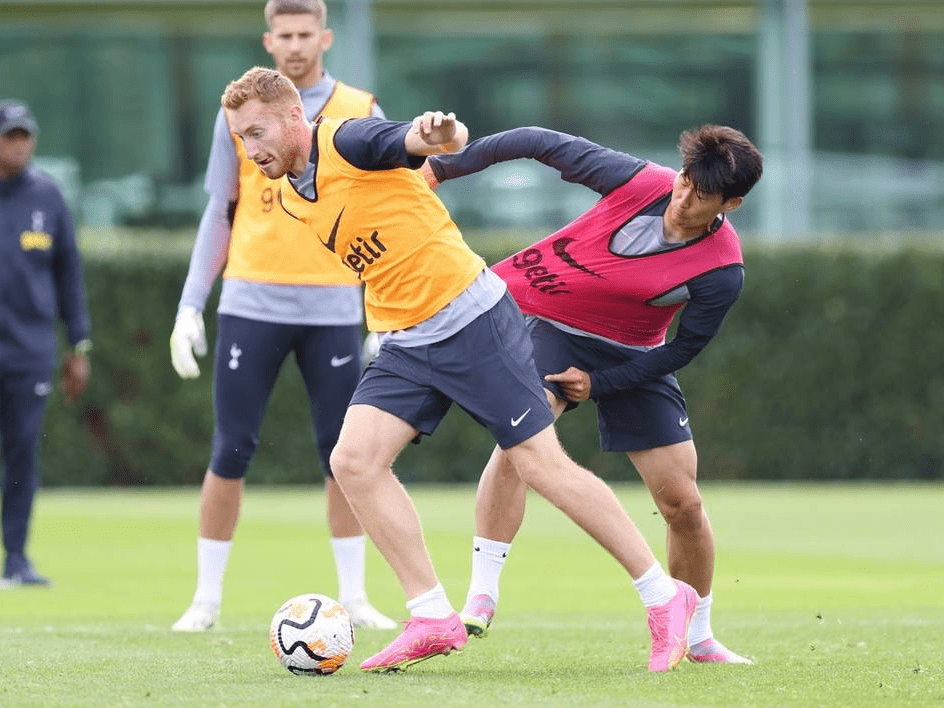 男篮传奇得分后卫曾对科比砍20分，800度近视神准投篮