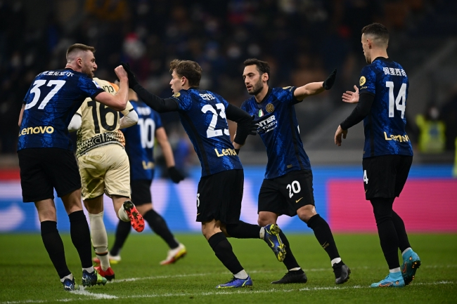 意大利上一场参加世界杯的首发11人：6人已退役，2人无球队