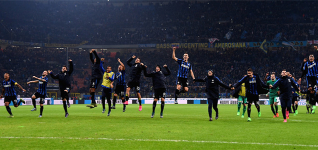 曼联客场不败创英超最长纪录，B费贡献2球1助攻，但防守漏洞明显，积分排名靠后。（曼联客场不败续写英超最长纪录，B费梅开二度并送助攻，防线隐患明显、积分依旧靠后）