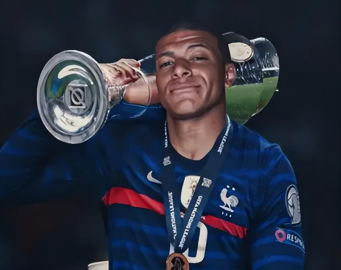 英超-曼联4-1轻取狼队，B费两射一传成头号功臣（英超：曼联4-1击退狼队，B费双响一助成最大功臣）