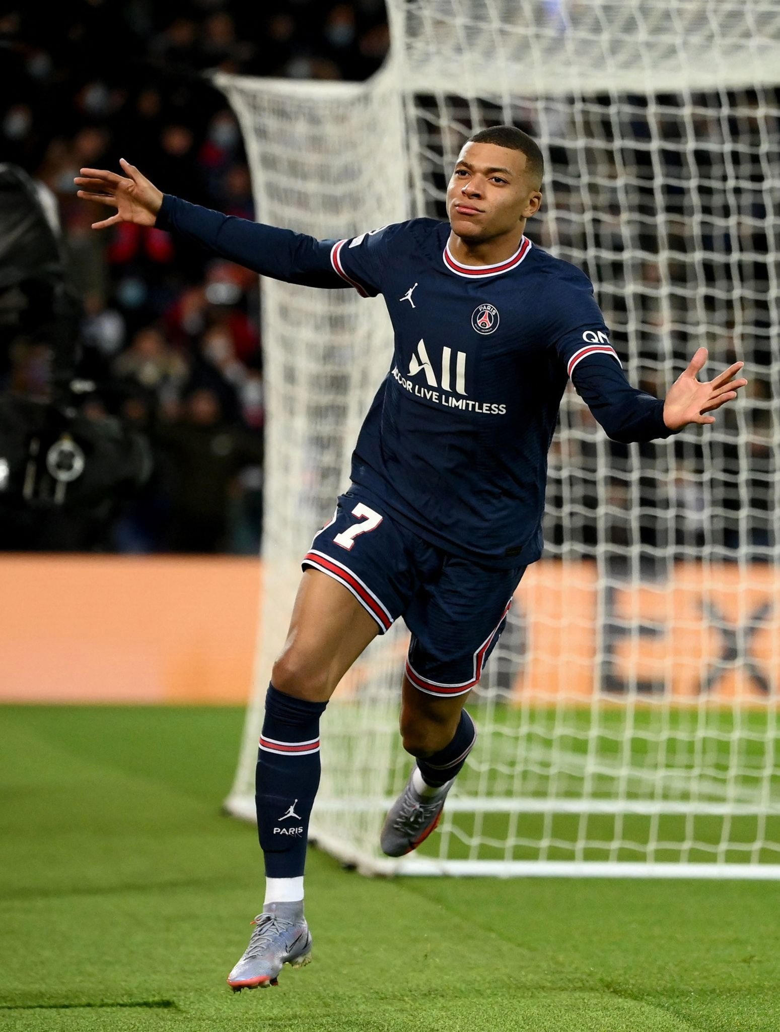 足球国足后防双塔表现稳固