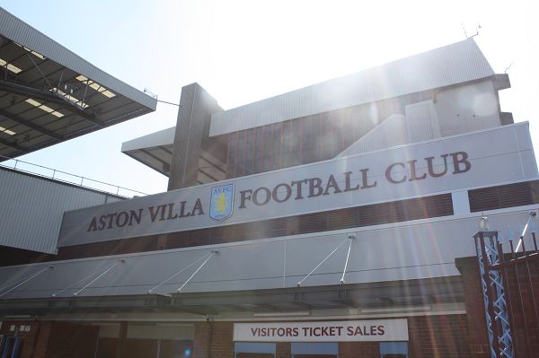 回顾纽卡2-2切尔西判罚争议：VAR手动划线、查洛巴撞倒戈登未判点（回看纽卡2-2切尔西判罚风波：VAR人工划线，查洛巴撞翻戈登未判点球）