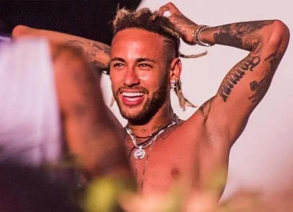 董路自称做青训不图赚钱，愿免费把足球小将送人，高调言论引发热议（董路称青训非逐利，愿无偿送出足球小将，高调表态引发热议）