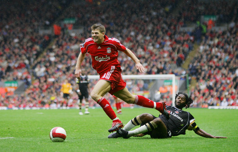 西媒曝亚马尔夜店通宵聚会：参加者不准带手机，女孩可进包厢（西媒称亚马尔通宵赴夜店：现场禁带手机，女性可入包厢）