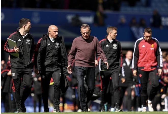 西甲榜首之争再次白热化（西甲榜首争夺再度升温）