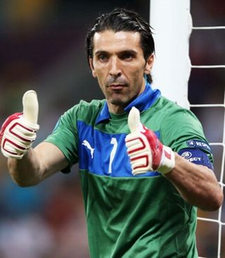 TA：热刺希望与范德芬续约；冬窗引援会因帕拉蒂奇去留而调整（TA：热刺欲与范德芬续约，帕拉蒂奇去留或左右冬窗引援策略）