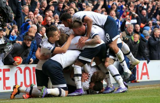 致敬李惠堂，赞助商犀旺送给魏祥鑫一颗柚子足球