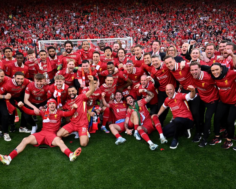 看台视角欣赏孙兴慜的任意球直接破门，球迷已经预感...