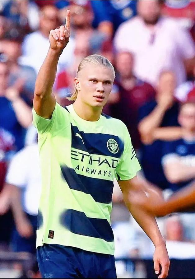 记者：莱万腿筋不适缺席训练，将无缘本轮国王杯比赛（记者：因腿筋不适缺席训练，莱万无缘本轮国王杯）