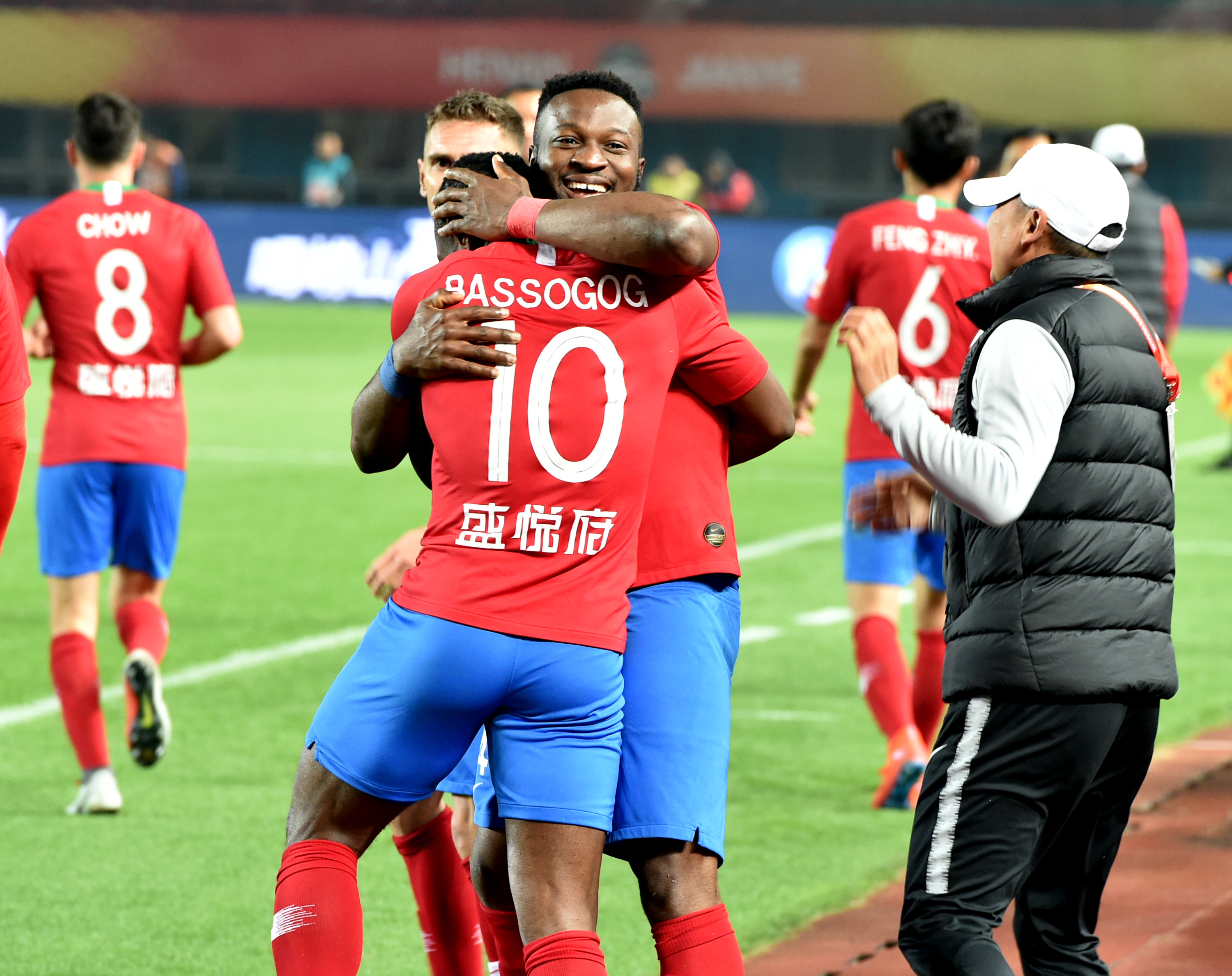 欧冠积分榜分析：小组晋级形势紧张,