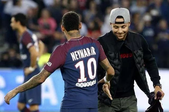 官方：米兰与18岁中场萨拉完成续约；据悉新合同到2030年